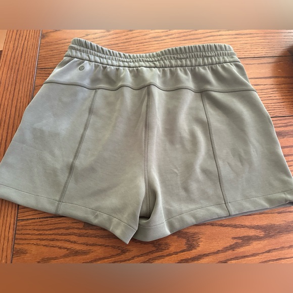 Lululemon Softstreme High-Rise Short 4" NWT Army Green size 10 - Picture 5 of 5